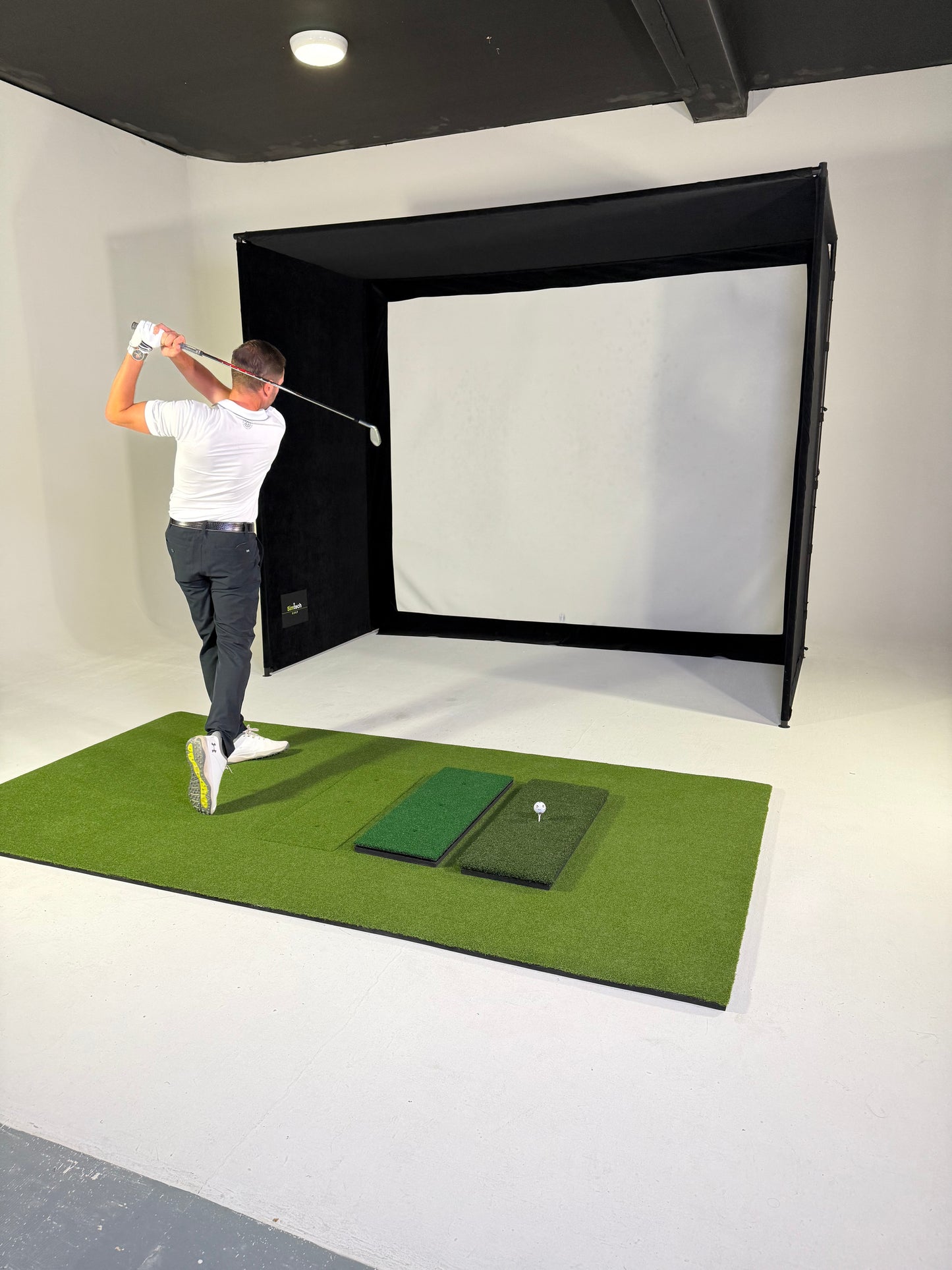 HoleOne by SimTech – Premium DIY Golf Simulator Enclosure with 4k Impact Screen